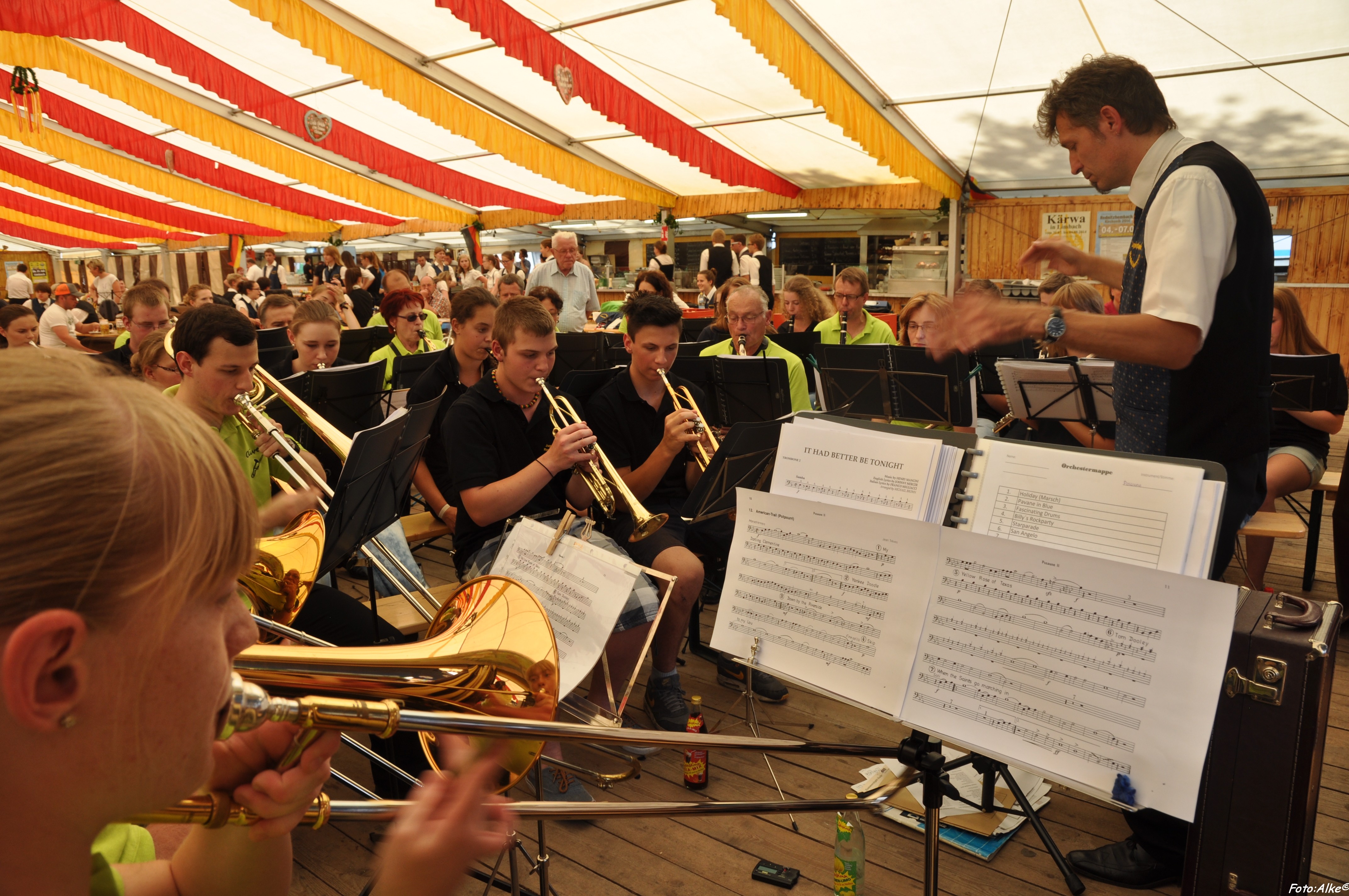 Jugendorchester und Recycling-Band unter der Leitung von Leonhard Meisinger (2014)